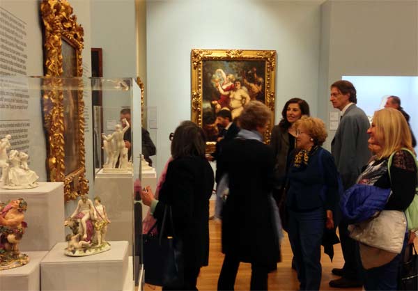 Un gruppo in visita alla mostra "Arte e Vino" presso il palazzo della Gran Guardia a Verona.